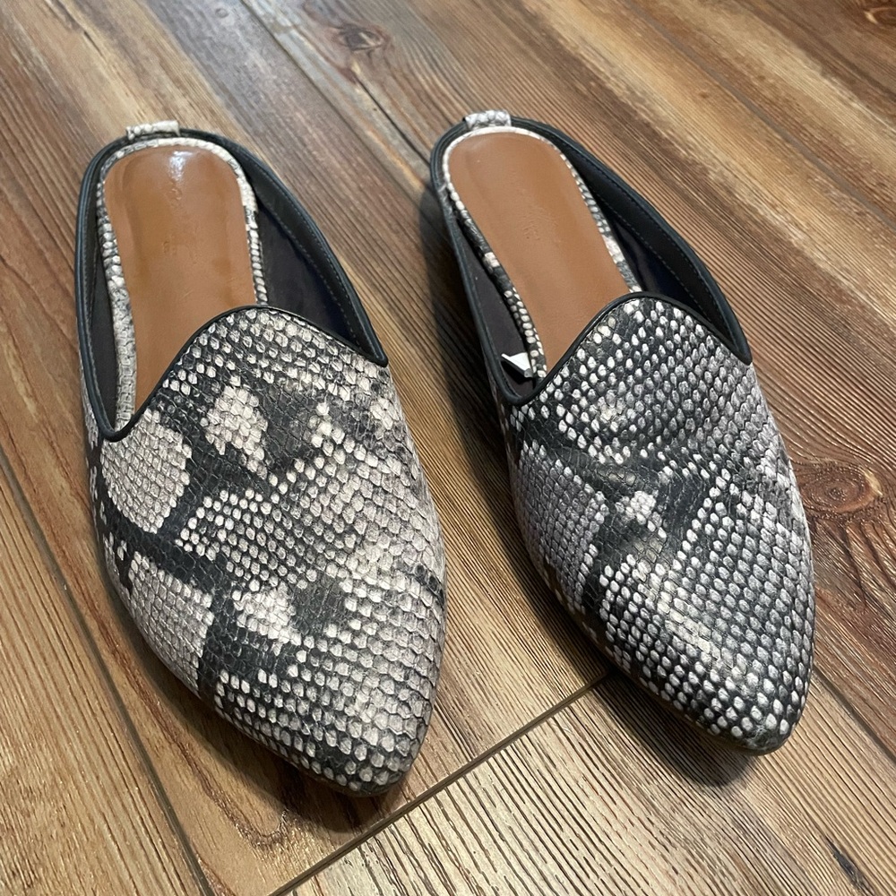 Black and white snake print shoes. Universal Thread size 7.5. Good condition.